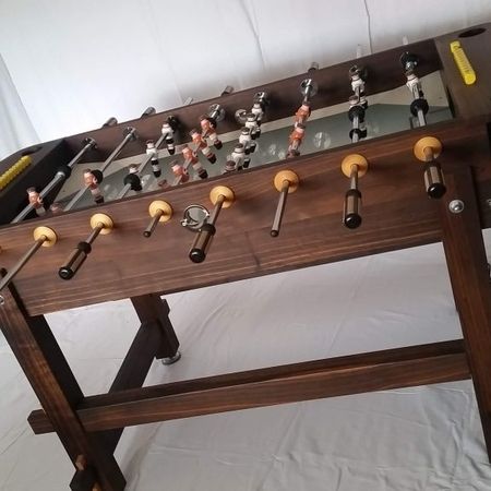 Ein eleganter Kicker Tisch aus massivem Holz, ideal für Spieleabende.