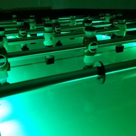 Ein eleganter Kicker Tisch aus massivem Holz, ideal für Spieleabende.