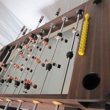 Ein eleganter Kicker Tisch aus massivem Holz, ideal für Spieleabende.