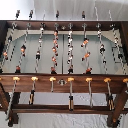 Ein eleganter Kicker Tisch aus massivem Holz, ideal für Spieleabende.