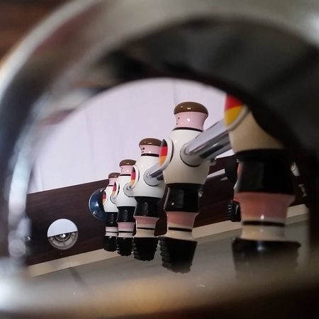 Ein eleganter Kicker Tisch aus massivem Holz, ideal für Spieleabende.