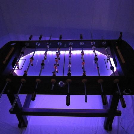 Ein eleganter Kicker Tisch aus massivem Holz, ideal für Spieleabende.