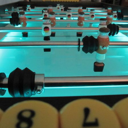 Ein eleganter Kicker Tisch aus massivem Holz, ideal für Spieleabende.