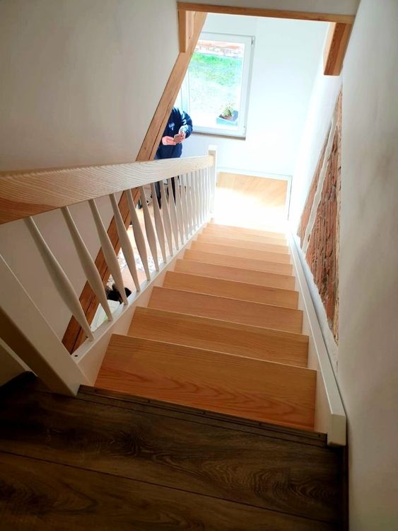 Treppe - weiße Wangen und Trittstufen aus Esche