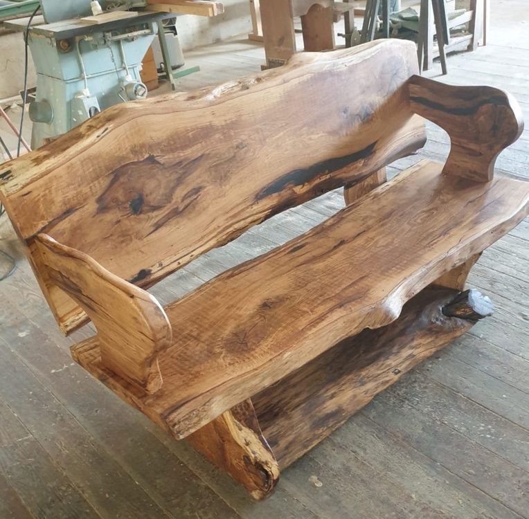 Rustikale Gartenbank von der Seite