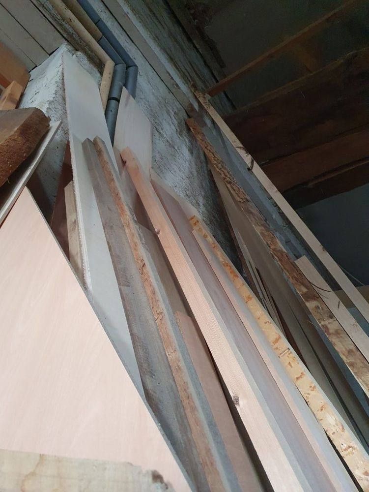 Ein Stapel von Holzplatten in einer Werkstatt.