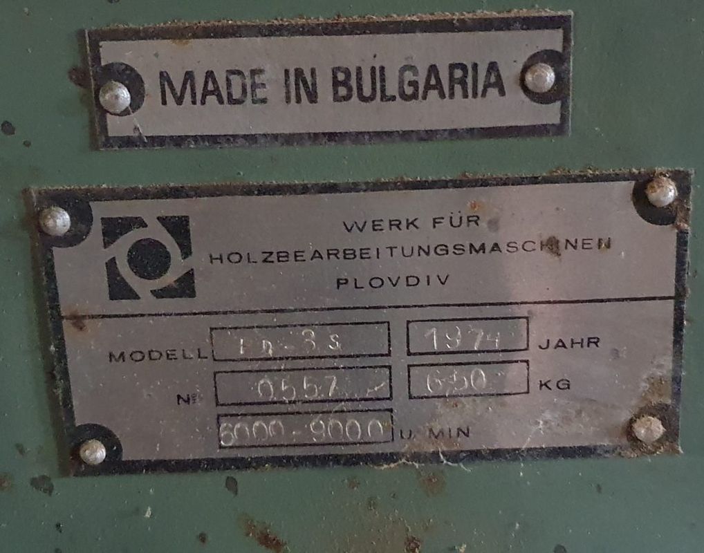 Plakette einer Holzverarbeitungsmaschine aus dem Jahr 1974, Modell ID3S, hergestellt in Bulgarien.