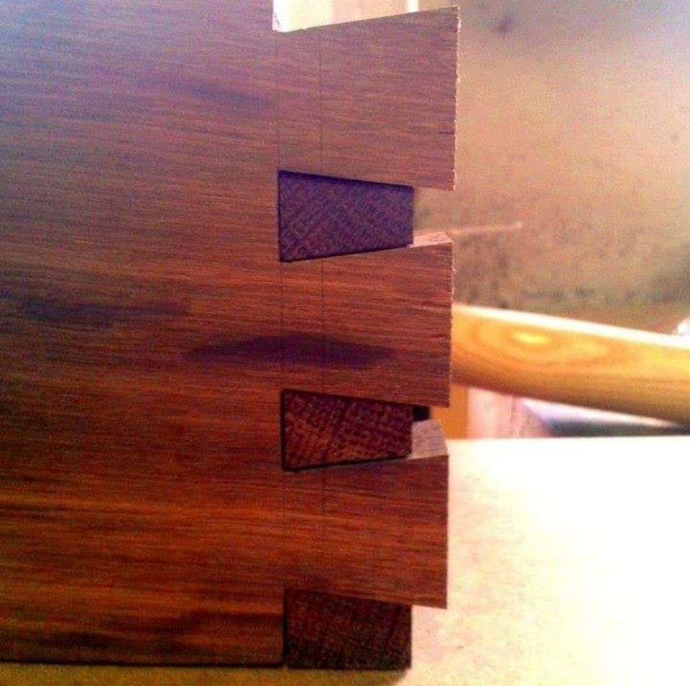 Detailansicht einer Dovetail-Verbindung aus Holz