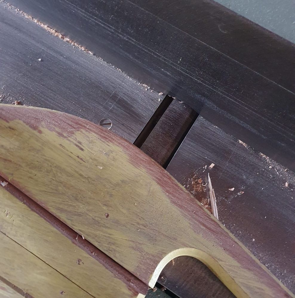 Nahaufnahme eines Holzschnitts mit Werkzeug auf einer Werkbank.