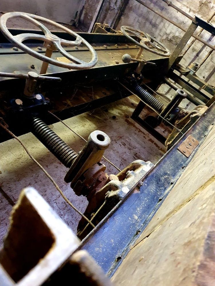 Ansicht einer alten Maschine mit Steuerrädern und mechanischen Teilen