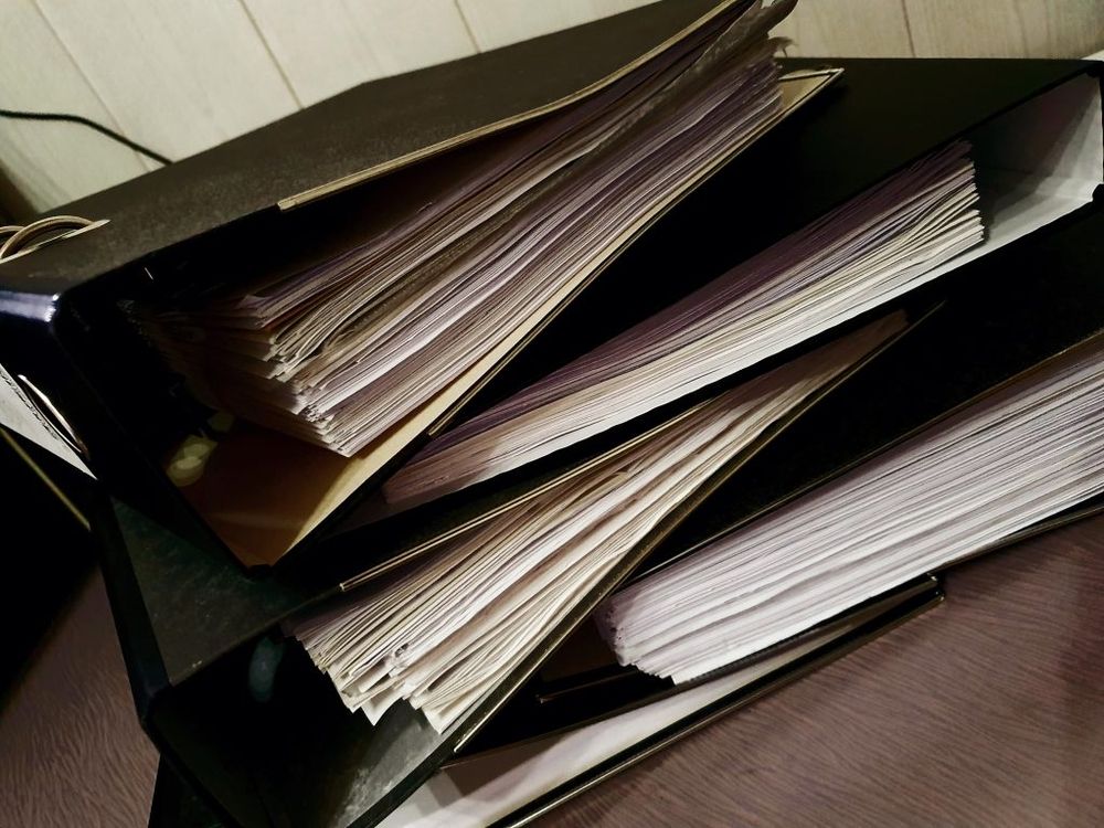 Fünf Ordner aufeinander gestapelt
