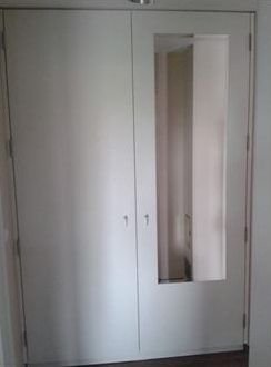 Weißer Einbauschrank