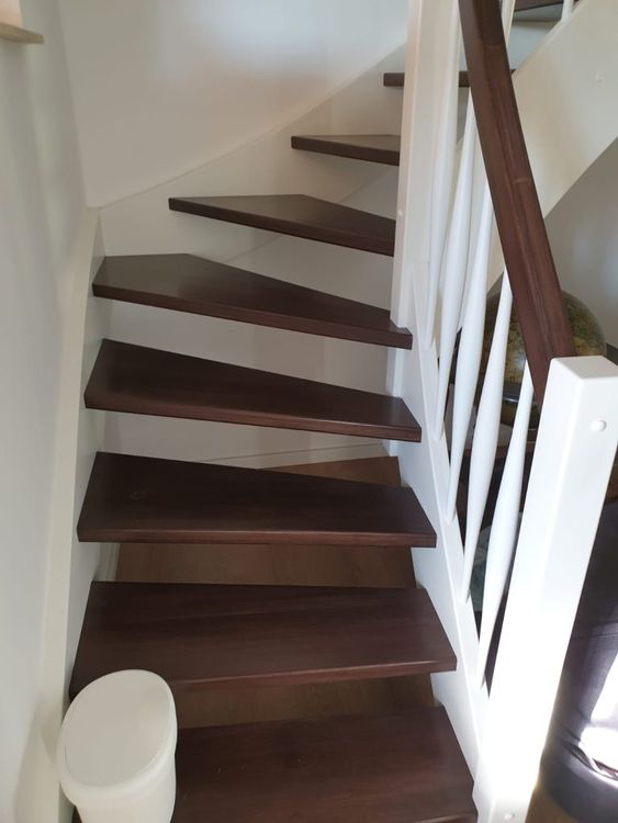 Treppe - weiße Wangen und Nussbaum-lasierte Trittstufen