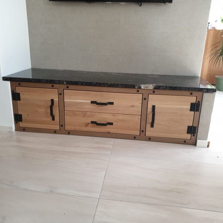 Fernsehtisch im Industrial-Stil