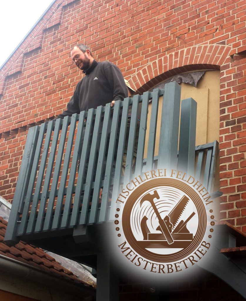 Tischler auf dem Balkon bei der Arbeit