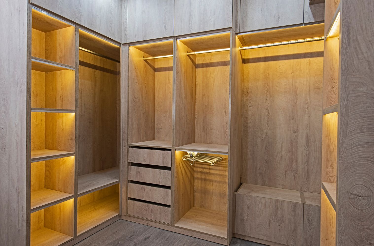 Moderner Kleiderschrank mit LED-Beleuchtung und Holzregalen