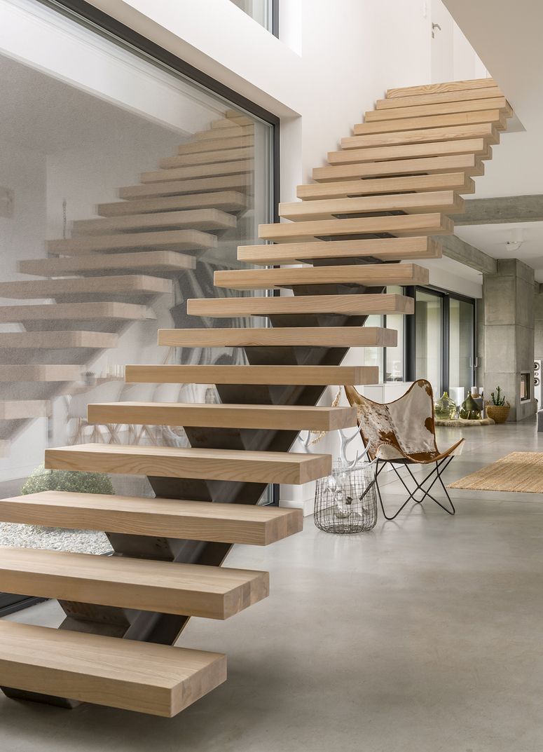 Eine moderne Holztreppe im Wohnzimmer mit einer eleganten und minimalistischen Gestaltung.