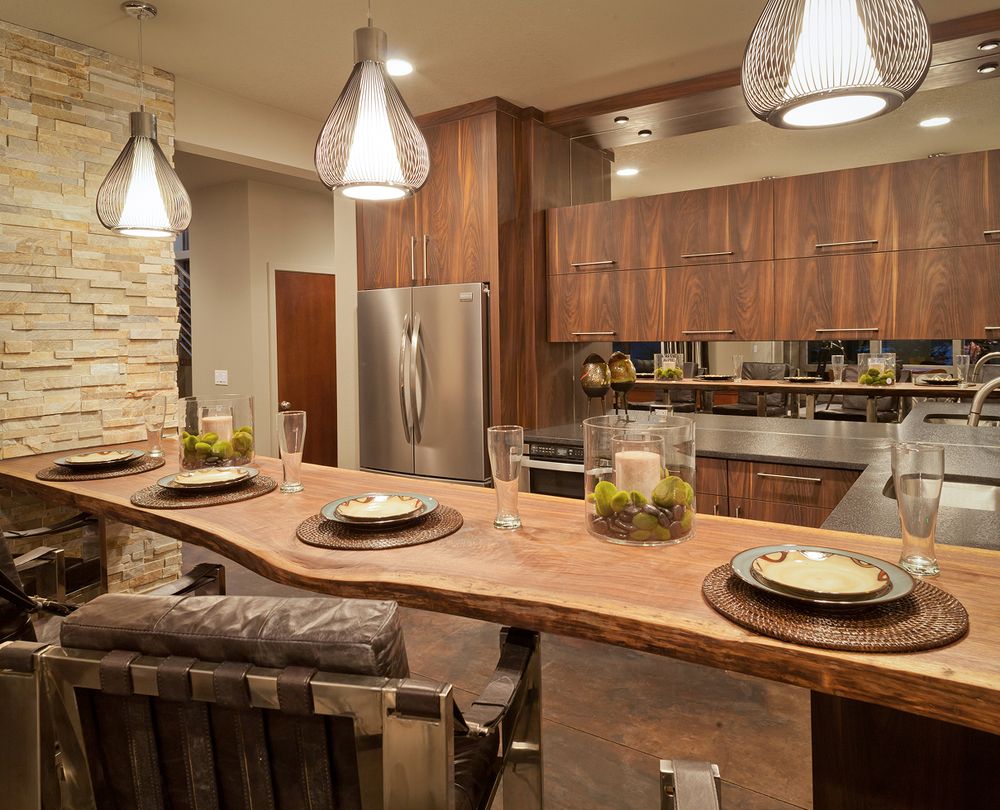 Küche mit Steinwand und Holzdetails, ideal für modernes Wohnen.