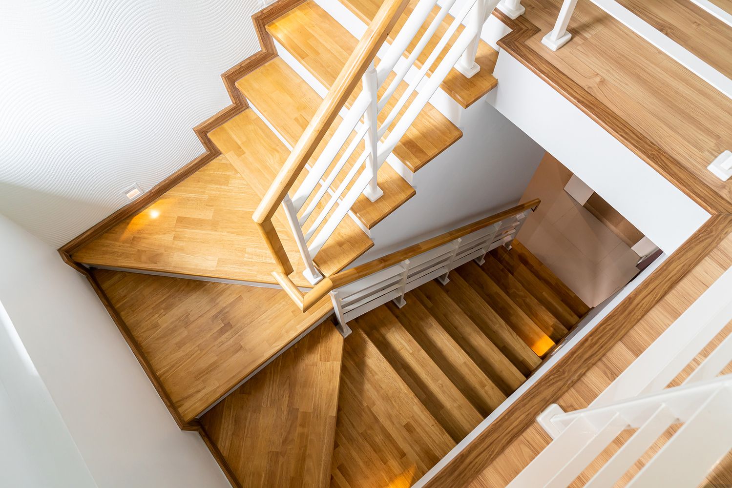 Moderne Treppe mit Holzstufen und Geländer