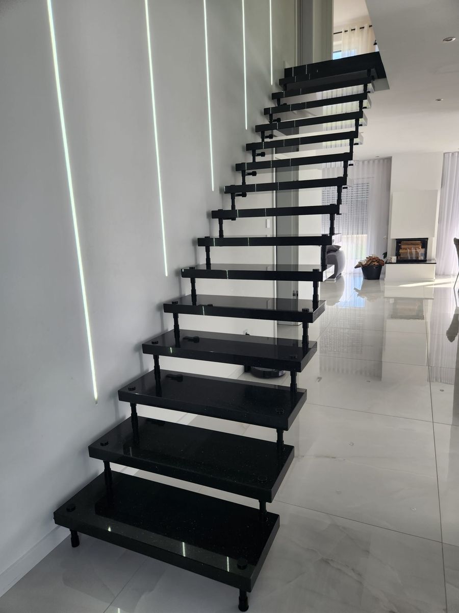 Freie Treppe in schwarz