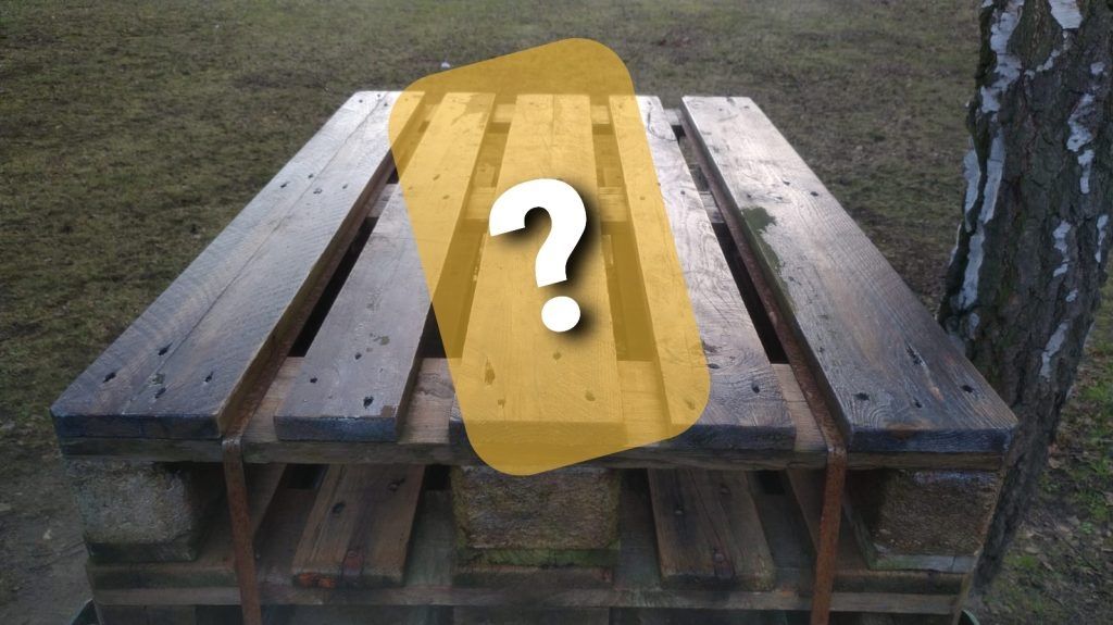 Eine Holzpalette im Garten, die für verschiedene Projekte verwendet werden kann.