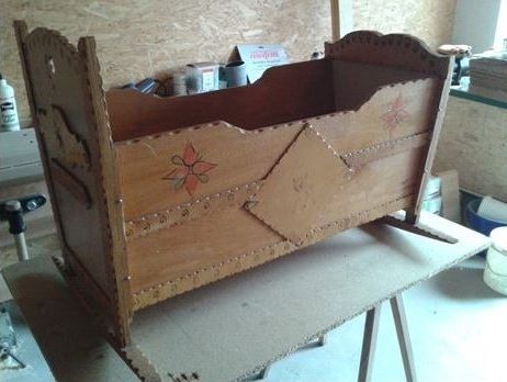 Wiege aus Holz
